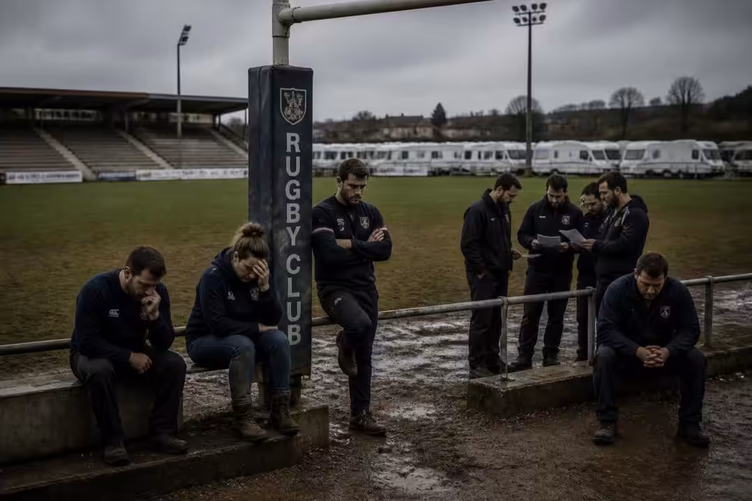 découvrez comment un club de rugby, confronté à la crise liée à l'accueil des gens du voyage, est contraint de mettre ses salariés au chômage.