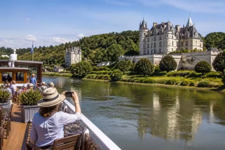 embarquez pour une croisière de 3 jours sur la loire et découvrez la beauté des châteaux emblématiques, entre histoire et paysages pittoresques.