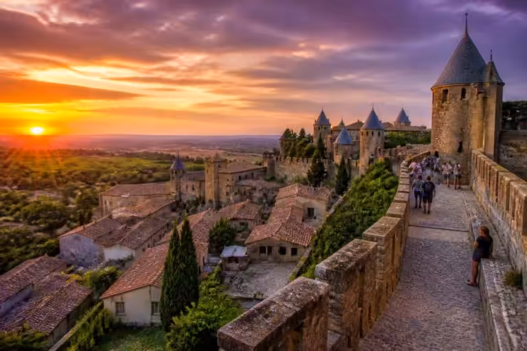 découvrez les incontournables de carcassonne : sites historiques, activités, restaurants et conseils pour profiter pleinement de cette cité médiévale unique.