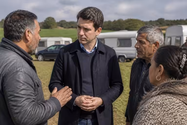 en vendée, gabriel attal rencontre les gens du voyage pour discuter et condamner avec fermeté les occupations illégales, soulignant l'importance du dialogue et du respect des lois.