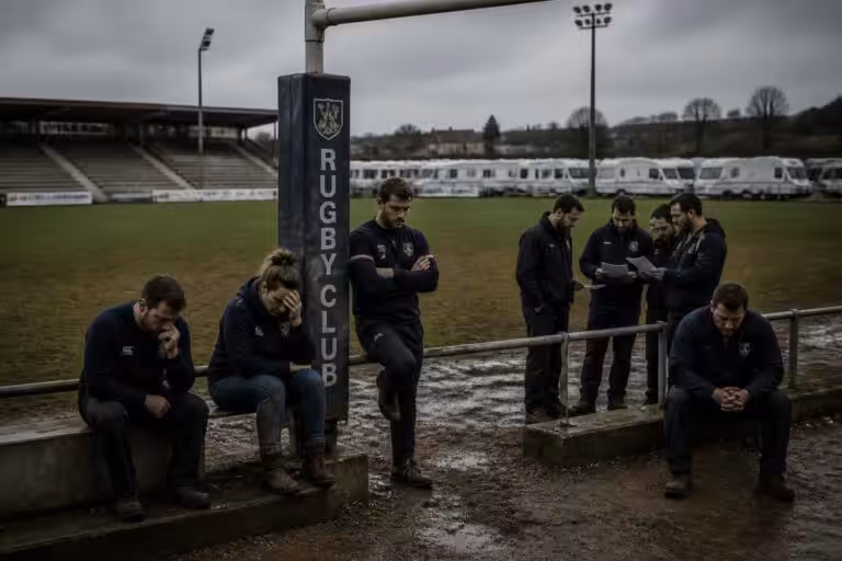 découvrez comment un club de rugby, confronté à la crise liée à l'accueil des gens du voyage, est contraint de mettre ses salariés au chômage.