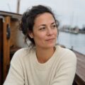 Femme pensive sur un bateau au port