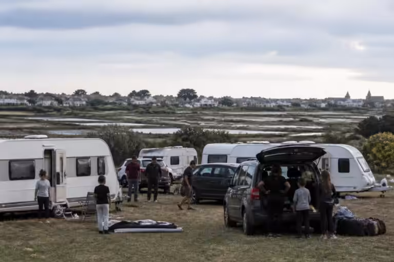guérande : les gens du voyage quittent le terrain après six jours d'occupation, mettant fin à une période de tensions locales.